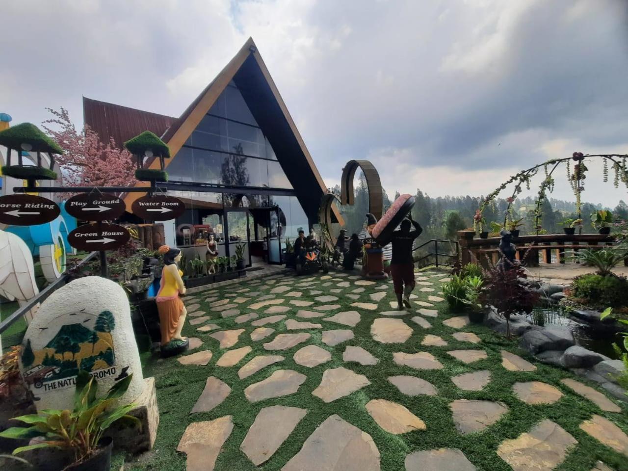 Hotel Nature Bromo And Resort Pasuruan Buitenkant foto